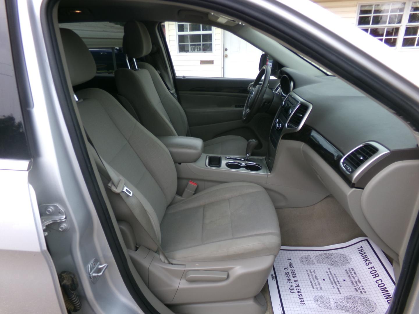 2011 Gray /Gray Jeep Grand Cherokee Laredo 2WD (1J4RS4GG4BC) with an 3.6L V6 DOHC 24V engine, 5-Speed Automatic transmission, located at 401 First NE, Bearden, AR, 71720, (870) 687-3414, 33.726528, -92.611519 - Photo#15